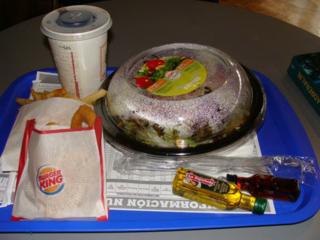 Salat, Pommes, Onion Rings, Cola