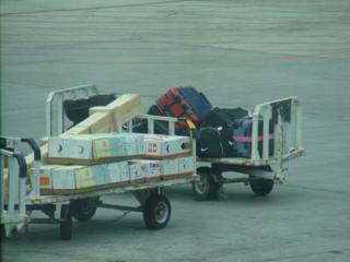 mein Koffer (ganz rechts) auf dem Weg ins Flugzeug