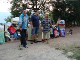 Momo, Fred und Ljubica vor den Sachspenden