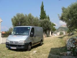 Transporter vor dem Apartment