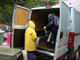 Ljubica und Svetlana bereiten den Transport vor